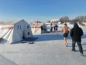 Крещенская прорубь была освящена на озере Смолино.