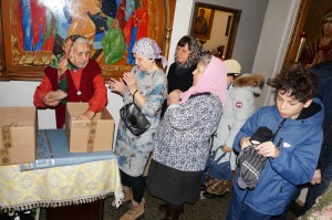 В Богоявленском епархиальном мужском монастыре состоялась воскресная благотворительная раздача хлеба и пряников.