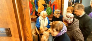 Благотворительная раздача хлеба, пряников в Богоявленском мужском монастыре города Челябинска.