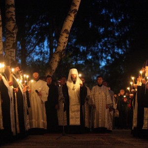 Митрополит Никодим совершил панихиду на Лесном кладбище Челябинска