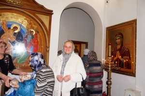 В Богоявленском епархиальном мужском монастыре состоялась воскресная благотворительная раздача хлеба и пряников.