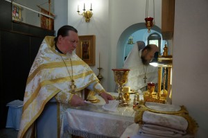 В Богоявленском епархиальном мужском монастыре города Челябинска совершили Божественную Литургию.