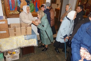 В Богоявленском епархиальном мужском монастыре состоялась воскресная благотворительная раздача пряников.