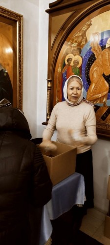 Благотворительная раздача хлеба, пряников в Богоявленском мужском монастыре.