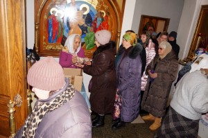 В Богоявленском епархиальном мужском монастыре состоялась воскресная благотворительная раздача хлеба и пряников.