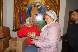 В Богоявленском епархиальном мужском монастыре состоялась воскресная благотворительная раздача пряников.