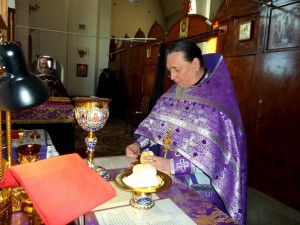Игумен Нестор (Болков ) в Великий Четверг совершил Литургию святителя Василия Великого в Богоявленском мужском монастыре.