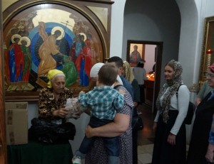 В Богоявленском мужском монастыре состоялась  благотворительная  раздача  хлеба и пряников.
