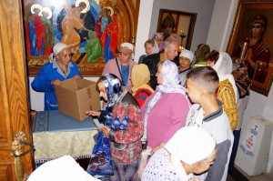 В Богоявленском епархиальном мужском монастыре состоялась воскресная благотворительная раздача пряников.