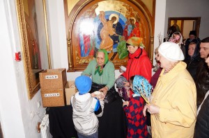 В Богоявленском мужском монастыре состоялась  очередная благотворительная  раздача  хлеба и пряников.