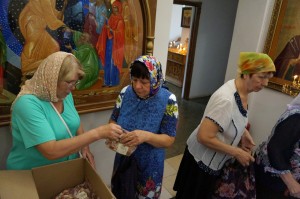 В Богоявленском епархиальном мужском монастыре состоялась благотворительная раздача пряников.