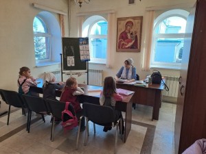 В Богоявленском мужском монастыре в детской воскресной школе продолжается ознакомление детей с первичными понятиями православной веры и на доступном детям уровне попытка реализовать эти знания в каких-то практических навыках, например, на уроках рисования