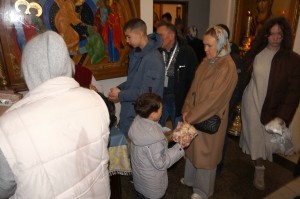 В Богоявленском епархиальном мужском монастыре состоялась воскресная благотворительная раздача пряников.