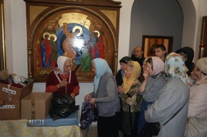 В Богоявленском епархиальном мужском монастыре состоялась воскресная благотворительная раздача хлеба и пряников