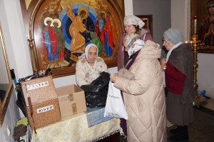 В Богоявленском епархиальном мужском монастыре состоялась воскресная благотворительная раздача хлеба и пряников.