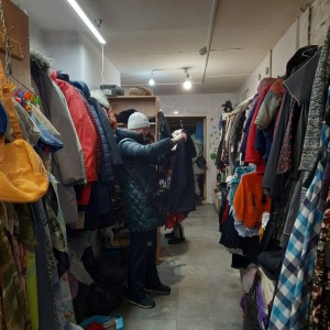 В Богоявленском епархиальном мужском монастыре состоялась благотворительная раздача нуждающимся людям одежды и обуви.