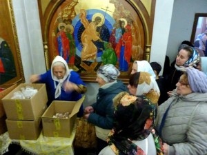 После Воскресной Литургии в Богоявленском епархиальном мужском монастыре состоялась благотворительная раздача хлеба и пряников прихожанам святой обители.