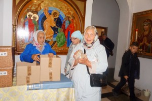 В Богоявленском епархиальном мужском монастыре состоялась воскресная благотворительная раздача пряников.