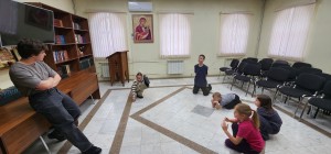 1 февраля 2026 года в Воскресной школе Богоявленского мужского монастыря провели уроки в театральном кружке