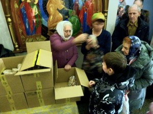 В Богоявленском епархиальном мужском монастыре состоялась благотворительная раздача  хлеба и пряников.