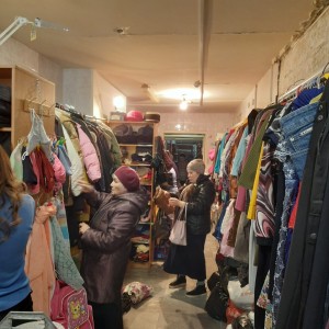 29 октября 2023 года в Богоявленском мужском монастыре, в рамках социального проекта «ДАР», прошла очередная акция по благотворительной раздаче одежды, обуви нуждающимся, в которой приняли участие не только прихожане святой обители,, 