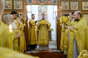 9 ноября 2025 года ,в Неделю 22-ю по Пятидесятнице и памяти Мч. Нестора Солунского,Прп. Нестора Летописца, Печерского, в Ближних пещерах, митрополит Челябинский и Миасский Алексий совершил Божественную Литургию в Богоявленском епархиальном мужском монасты, 