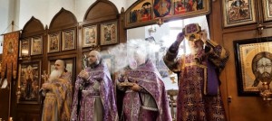 Игумен Нестор (Болков), в Неделю Крестопоклонную, совершил Литургию в Богоявленском мужском монастыре., 