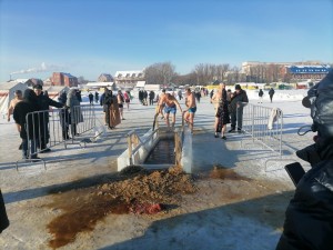 Крещенская прорубь была освящена на озере Смолино., 