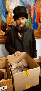 Благотворительная раздача хлеба, пряников в Богоявленском мужском монастыре города Челябинска., 