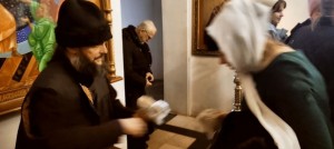 Благотворительная раздача хлеба, пряников в Богоявленском мужском монастыре города Челябинска., 