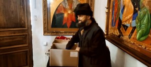 Благотворительная раздача хлеба, пряников в Богоявленском мужском монастыре города Челябинска., 