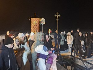 Крещенская прорубь была освящена на озере Смолино., 