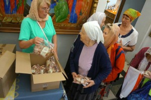 В Богоявленском епархиальном мужском монастыре состоялась благотворительная раздача пряников., 