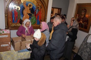 В Богоявленском епархиальном мужском монастыре состоялась воскресная благотворительная раздача хлеба и пряников., 