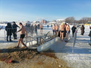Крещенская прорубь была освящена на озере Смолино., 
