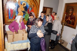 В Богоявленском епархиальном мужском монастыре состоялась воскресная благотворительная раздача хлеба и пряников., 