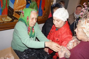 В Богоявленском мужском монастыре состоялась  очередная благотворительная  раздача  хлеба и пряников., 