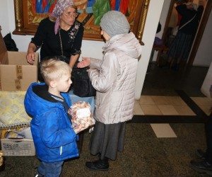 В Богоявленском епархиальном мужском монастыре состоялась воскресная благотворительная раздача пряников и хлеба., 