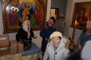 В Богоявленском епархиальном мужском монастыре состоялась воскресная благотворительная раздача хлеба и пряников., 