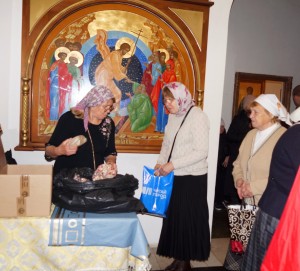 В Богоявленском епархиальном мужском монастыре состоялась воскресная благотворительная раздача пряников и хлеба., 