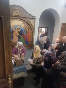 В Богоявленском епархиальном мужском монастыре состоялась воскресная благотворительная раздача хлеба и пряников., 