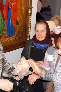 В Богоявленском епархиальном мужском монастыре состоялась воскресная благотворительная раздача хлеба и пряников., 