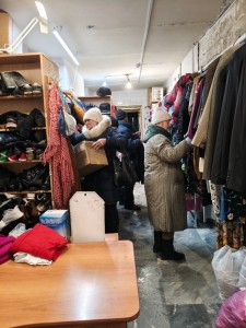 В Богоявленском  мужском монастыре  состоялась  благотворительная раздача одежды и обуви., 