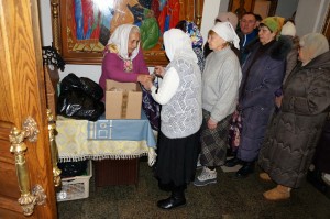 В Богоявленском епархиальном мужском монастыре состоялась воскресная благотворительная раздача хлеба и пряников., 