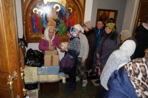 В Богоявленском епархиальном мужском монастыре состоялась воскресная благотворительная раздача хлеба и пряников., 