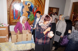 В Богоявленском епархиальном мужском монастыре состоялась воскресная благотворительная раздача хлеба и пряников., 