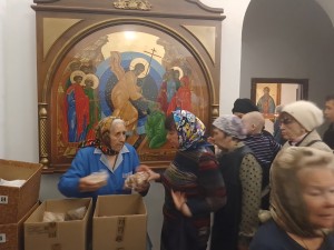 В Богоявленском епархиальном мужском монастыре состоялась воскресная благотворительная раздача пряников и хлеба., 