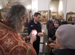 Раздача Благодатного Огня Верующим, 