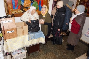 В Богоявленском епархиальном мужском монастыре состоялась воскресная благотворительная раздача хлеба и пряников., 