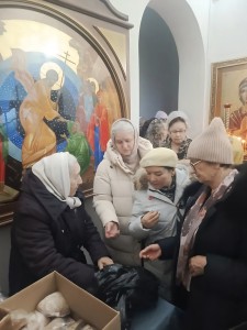 В Богоявленском мужском монастыре состоялась  очередная благотворительная  раздача  хлеба и пряников., 